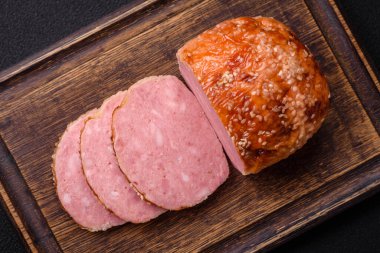 Lezzetli fırında tavuk ya da hindi etli rulo tuz ve baharatlı beton arka planda.