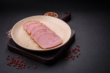 Lezzetli fırında tavuk ya da hindi etli rulo tuz ve baharatlı beton arka planda.