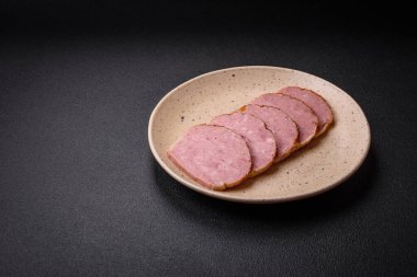 Lezzetli fırında tavuk ya da hindi etli rulo tuz ve baharatlı beton arka planda.