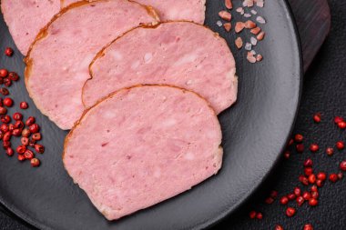 Lezzetli fırında tavuk ya da hindi etli rulo tuz ve baharatlı beton arka planda.