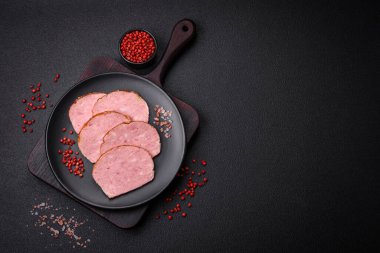 Lezzetli fırında tavuk ya da hindi etli rulo tuz ve baharatlı beton arka planda.