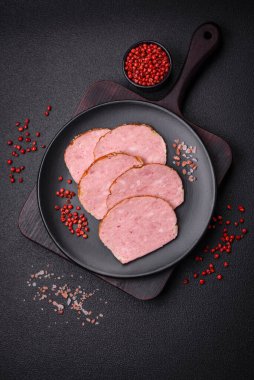 Lezzetli fırında tavuk ya da hindi etli rulo tuz ve baharatlı beton arka planda.