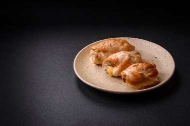 Tavuk filetosu, mantar, baharat ve ottan yapılmış leziz taze et rulosu. Evde pişirilmiş lezzetli sağlıklı yemekler.