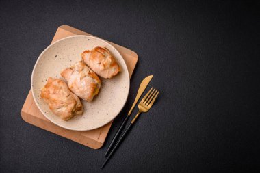 Tavuk filetosu, mantar, baharat ve ottan yapılmış leziz taze et rulosu. Evde pişirilmiş lezzetli sağlıklı yemekler.