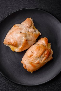 Tavuk filetosu, mantar, baharat ve ottan yapılmış leziz taze et rulosu. Evde pişirilmiş lezzetli sağlıklı yemekler.