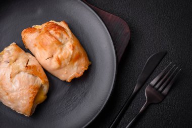 Tavuk filetosu, mantar, baharat ve ottan yapılmış leziz taze et rulosu. Evde pişirilmiş lezzetli sağlıklı yemekler.