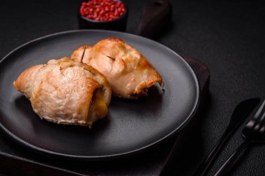 Tavuk filetosu, mantar, baharat ve ottan yapılmış leziz taze et rulosu. Evde pişirilmiş lezzetli sağlıklı yemekler.