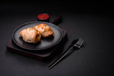 Tavuk filetosu, mantar, baharat ve ottan yapılmış leziz taze et rulosu. Evde pişirilmiş lezzetli sağlıklı yemekler.