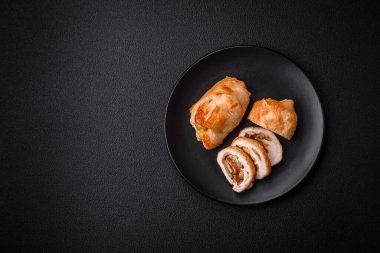 Tavuk filetosu, mantar, baharat ve ottan yapılmış leziz taze et rulosu. Evde pişirilmiş lezzetli sağlıklı yemekler.