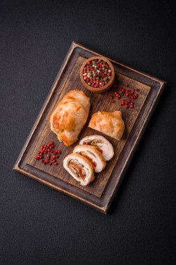 Tavuk filetosu, mantar, baharat ve ottan yapılmış leziz taze et rulosu. Evde pişirilmiş lezzetli sağlıklı yemekler.