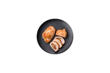 Tavuk filetosu, mantar, baharat ve ottan yapılmış leziz taze et rulosu. Evde pişirilmiş lezzetli sağlıklı yemekler.