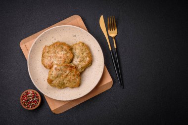 Lezzetli taze kıymalı balık pirzolası. Esmer arka planda baharatlar ve otlarla birlikte.