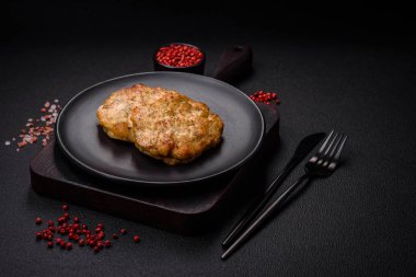 Lezzetli taze kıymalı balık pirzolası. Esmer arka planda baharatlar ve otlarla birlikte.