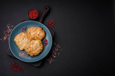 Lezzetli taze kıymalı balık pirzolası. Esmer arka planda baharatlar ve otlarla birlikte.