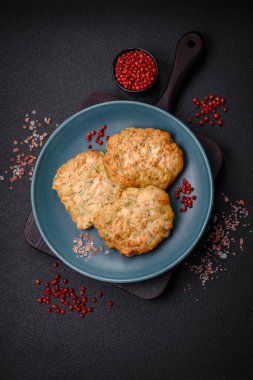 Lezzetli taze kıymalı balık pirzolası. Esmer arka planda baharatlar ve otlarla birlikte.