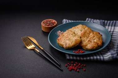 Lezzetli taze kıymalı balık pirzolası. Esmer arka planda baharatlar ve otlarla birlikte.