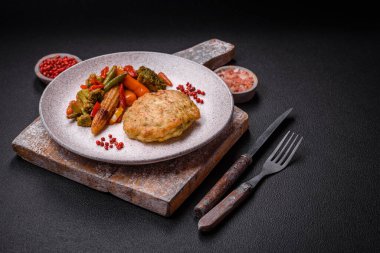 Lezzetli taze kıymalı balık pirzolası. Esmer arka planda baharatlar ve otlarla birlikte.