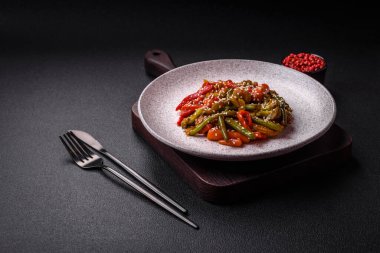 Sebze karışımı mısır, havuç, biber, brokoli, teriyaki soslu soğan koyu beton arka planda seramik bir tabakta