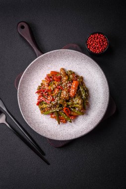 Sebze karışımı mısır, havuç, biber, brokoli, teriyaki soslu soğan koyu beton arka planda seramik bir tabakta