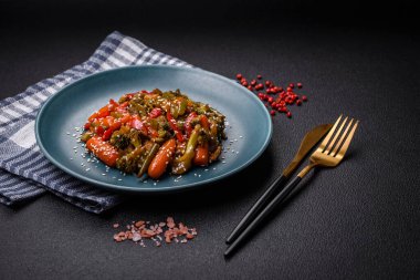 Sebze karışımı mısır, havuç, biber, brokoli, teriyaki soslu soğan koyu beton arka planda seramik bir tabakta