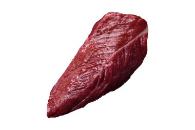 Koyu beton arka planda tahta bir kesme tahtasının üzerinde taze ve güzel bir parça et.