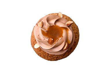 Koyu beton arka planda kremalı ve fındıklı lezzetli shu keki