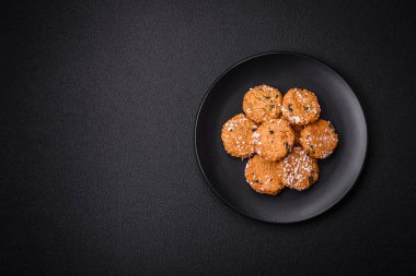 Koyu beton bir zemine serpiştirilmiş hindistan cevizi parçacıkları serpiştirilmiş lezzetli yuvarlak sünger kurabiyeleri.