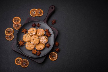 Koyu beton bir zemine serpiştirilmiş hindistan cevizi parçacıkları serpiştirilmiş lezzetli yuvarlak sünger kurabiyeleri.