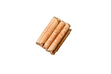 Lezzetli gevrek gofretler, koyu beton arka planda fındıkla dolu kremalı.