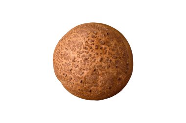 Koyu beton zemin üzerinde susam tohumları ve baharatlarla taze çıtır kahverengi ekmek.