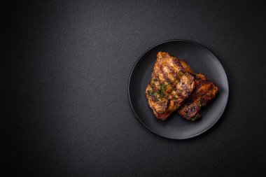 Lezzetli biftek ya da tuzlu, baharatlı ve çimento kaplı tavuk bifteği.