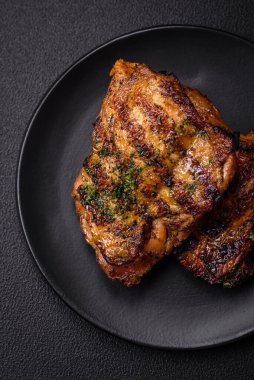 Lezzetli biftek ya da tuzlu, baharatlı ve çimento kaplı tavuk bifteği.