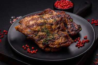 Lezzetli biftek ya da tuzlu, baharatlı ve çimento kaplı tavuk bifteği.