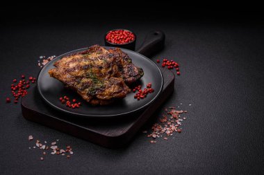 Lezzetli biftek ya da tuzlu, baharatlı ve çimento kaplı tavuk bifteği.