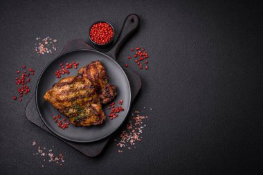 Lezzetli biftek ya da tuzlu, baharatlı ve çimento kaplı tavuk bifteği.