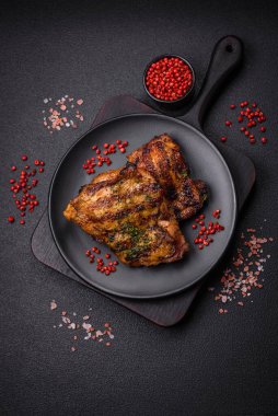 Lezzetli biftek ya da tuzlu, baharatlı ve çimento kaplı tavuk bifteği.