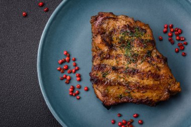 Lezzetli biftek ya da tuzlu, baharatlı ve çimento kaplı tavuk bifteği.