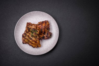 Lezzetli biftek ya da tuzlu, baharatlı ve çimento kaplı tavuk bifteği.