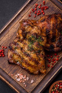 Lezzetli biftek ya da tuzlu, baharatlı ve çimento kaplı tavuk bifteği.