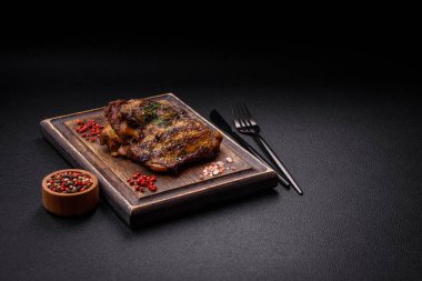 Lezzetli biftek ya da tuzlu, baharatlı ve çimento kaplı tavuk bifteği.