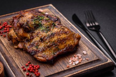 Lezzetli biftek ya da tuzlu, baharatlı ve çimento kaplı tavuk bifteği.