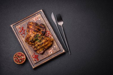 Lezzetli biftek ya da tuzlu, baharatlı ve çimento kaplı tavuk bifteği.