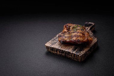 Lezzetli biftek ya da tuzlu, baharatlı ve çimento kaplı tavuk bifteği.