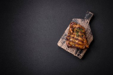 Lezzetli biftek ya da tuzlu, baharatlı ve çimento kaplı tavuk bifteği.