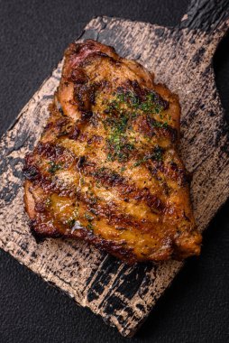 Lezzetli biftek ya da tuzlu, baharatlı ve çimento kaplı tavuk bifteği.