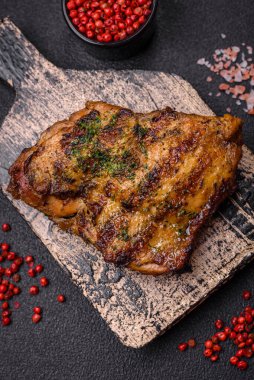 Lezzetli biftek ya da tuzlu, baharatlı ve çimento kaplı tavuk bifteği.