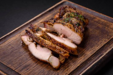 Lezzetli biftek ya da tuzlu, baharatlı ve çimento kaplı tavuk bifteği.