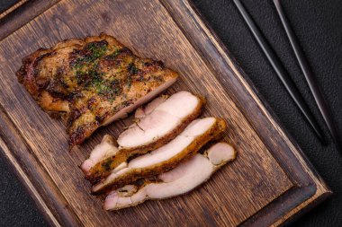 Lezzetli biftek ya da tuzlu, baharatlı ve çimento kaplı tavuk bifteği.