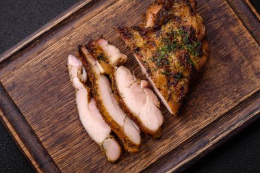 Lezzetli biftek ya da tuzlu, baharatlı ve çimento kaplı tavuk bifteği.