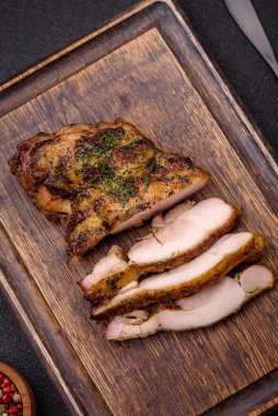 Lezzetli biftek ya da tuzlu, baharatlı ve çimento kaplı tavuk bifteği.